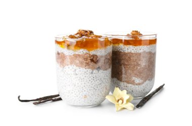 Beyaz arka planda reçelli lezzetli chia tohumu pudingi.