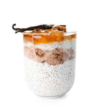 Beyaz arka planda bir bardak lezzetli chia tohumu pudingi