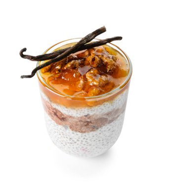 Beyaz arka planda bir bardak lezzetli chia tohumu pudingi