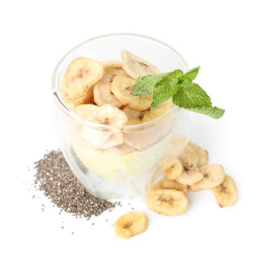 Beyaz arka planda muzlu Chia tohumu pudingi.