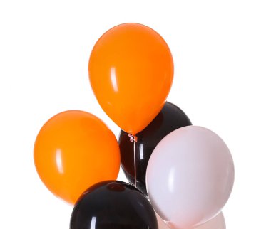 Beyaz arkaplanda Cadılar Bayramı balonları