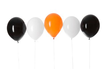 Beyaz arkaplanda Cadılar Bayramı balonları