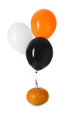 Beyaz arka planda balkabağı olan Cadılar Bayramı balonları