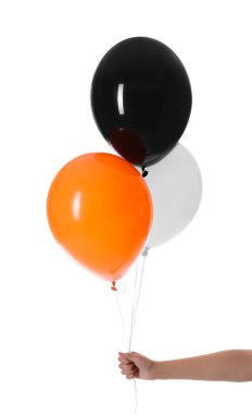 Beyaz arka planda cadılar bayramı balonları olan kadın