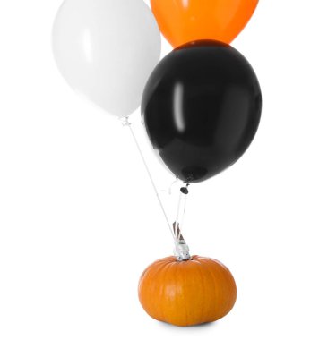 Beyaz arka planda balkabağı olan Cadılar Bayramı balonları