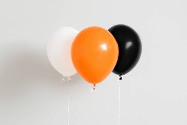 Işık duvarının yanında Cadılar Bayramı balonları
