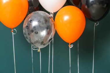 Cadılar Bayramı balonları yeşil duvarın yanında, yakın plan
