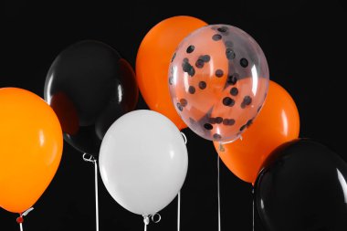 Siyah arkaplanda Cadılar Bayramı balonları, yakın plan
