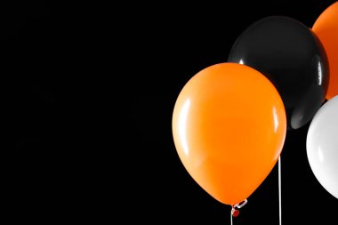 Siyah arkaplanda Cadılar Bayramı balonları, yakın plan