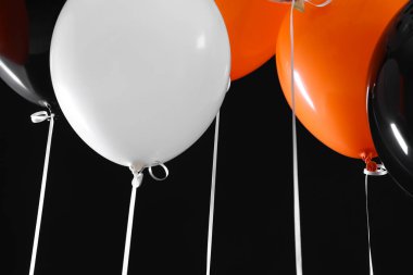 Siyah arkaplanda Cadılar Bayramı balonları, yakın plan