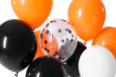 Beyaz arkaplanda Cadılar Bayramı balonları, yakın plan