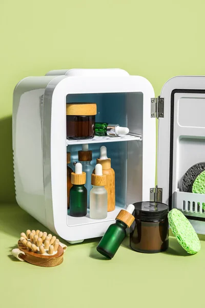 Kleiner Kühlschrank Mit Naturkosmetik Schwamm Und Massagebürste Auf Grünem Hintergrund — Stockfoto