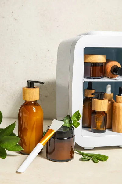 Kis Hűtőszekrény Természetes Kozmetikumokkal Kefével Növényi Levelekkel Könnyű Háttérrel — Stock Fotó