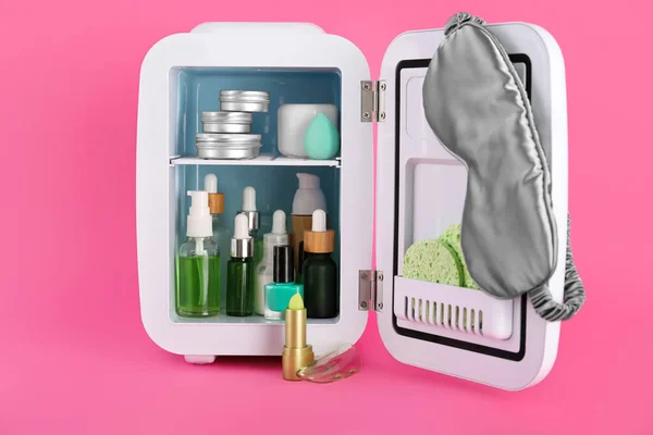 Kleiner Kühlschrank Mit Kosmetikprodukten Und Schlafmaske Auf Rosa Hintergrund — Stockfoto