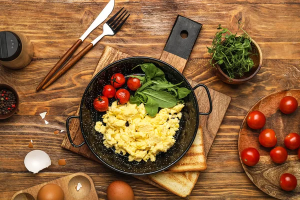 Composition Frying Pan Tasty Scrambled Eggs Ingredients Wooden Background — Stock Photo, Image
