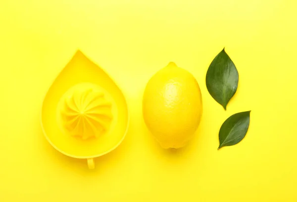 Färsk Citron Och Juicer Gul Bakgrund — Stockfoto