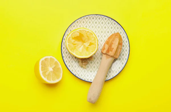 Placa Con Limón Fresco Exprimidor Madera Sobre Fondo Amarillo —  Fotos de Stock