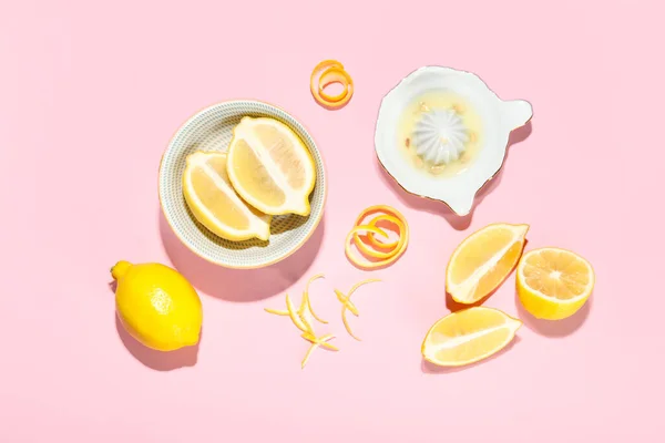 Composition Fresh Lemons Peel Juice Pink Background — Stock Photo, Image