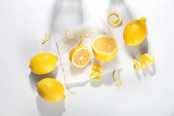 Citrons Frais Mûrs Peler Sur Fond Blanc — Photo