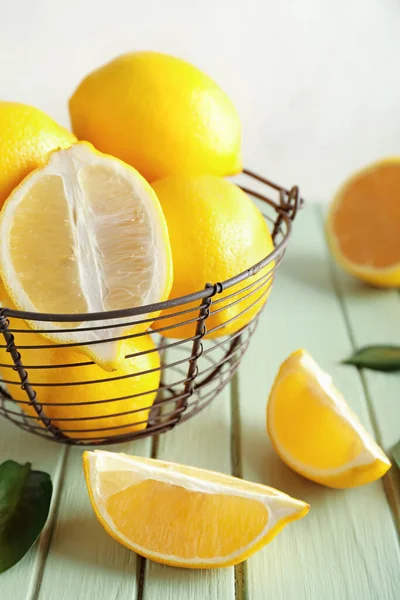 Panier Avec Citrons Frais Sur Table Bois Couleur Gros Plan — Photo