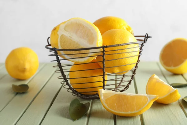Korb Mit Frischen Zitronen Auf Farbigem Holztisch — Stockfoto
