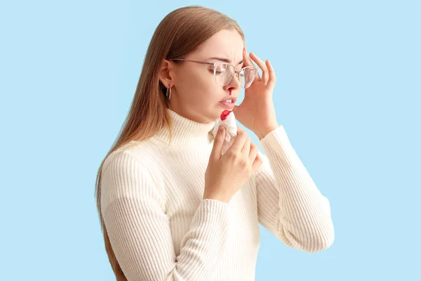 Jeune Femme Avec Saignement Nez Tissu Sur Fond Bleu — Photo