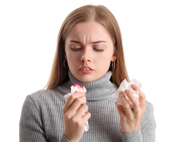 Ung Kvinna Med Näsblod Och Vävnad Vit Bakgrund Närbild — Stockfoto