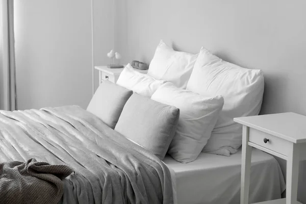 Groot Bed Met Zachte Kussens Moderne Kamer — Stockfoto