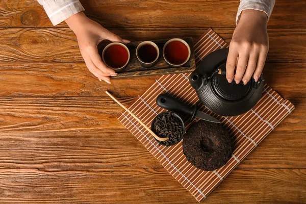 Женские Руки Чайником Чашки Горячего Напитка Сухой Прессованный Чай Puer — стоковое фото