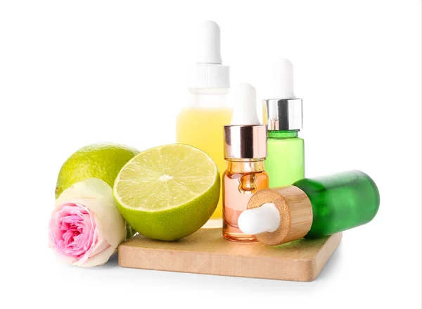 Flaskor Med Citrus Serum Och Lime Vit Bakgrund — Stockfoto