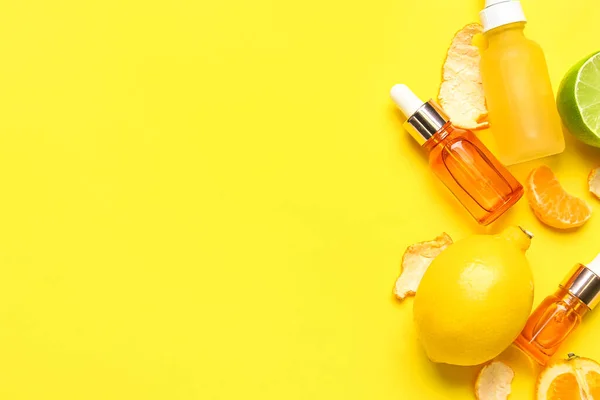 黄色の背景に柑橘類の血清と果物のボトルと組成物 — ストック写真