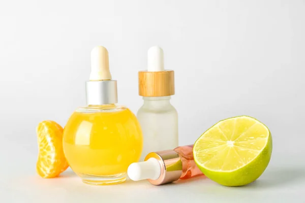 Flaskor Med Citrus Serum Grå Bakgrund — Stockfoto