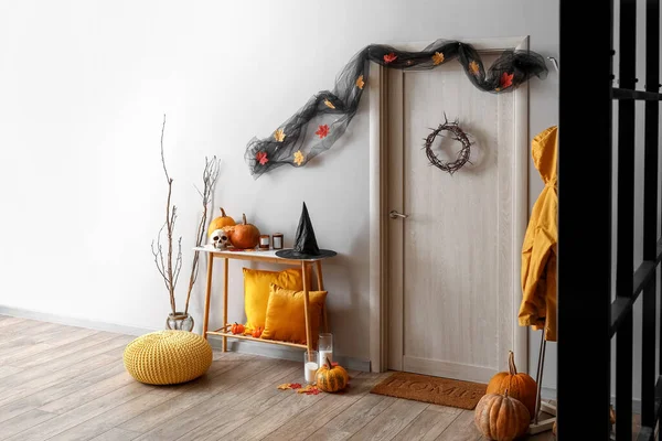 Interno Della Sala Decorato Halloween Con Tavolo Rack — Foto Stock