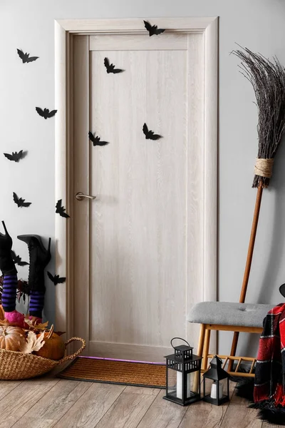 ハロウィンのために装飾されたホールでの紙のコウモリと木製のドア — ストック写真