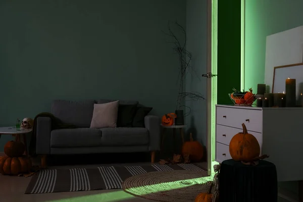 Дверь Светящимся Зеленым Светом Темной Гостиной Оформлены Хэллоуин — стоковое фото
