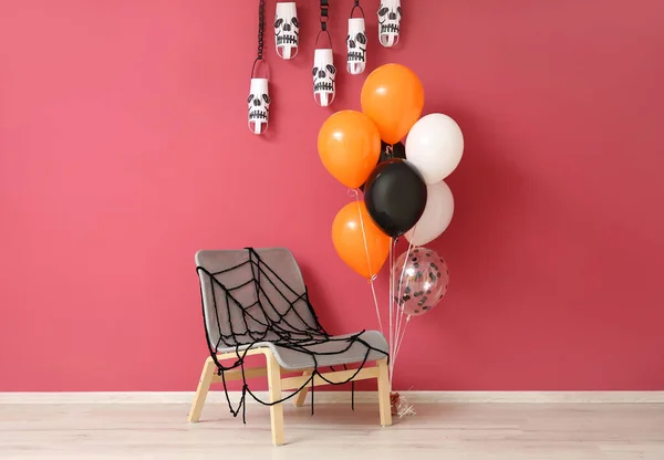 Balony Halloween Krzesłem Pobliżu Czerwonej Ściany — Zdjęcie stockowe