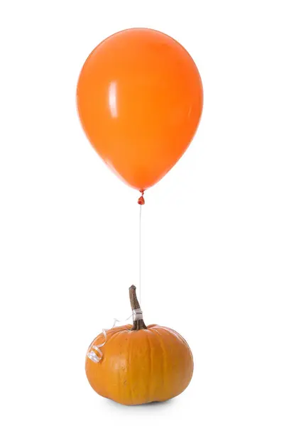Dynia Halloween Pomarańczowym Balonem Białym Tle — Zdjęcie stockowe
