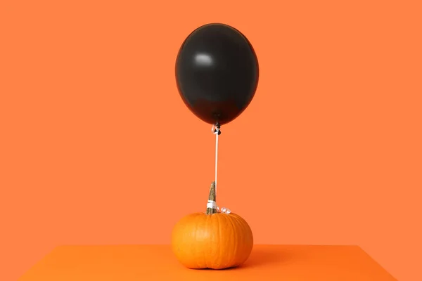 Zucca Halloween Con Palloncino Nero Sfondo Arancione — Foto Stock