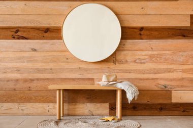 Ahşap duvarda asılı duran şapkalı, ekoseli ve aynalı bank