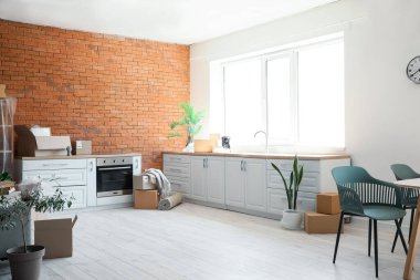 Modern mutfakta taşınma gününde karton kutular.