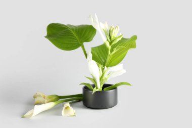 Aydınlık arkaplanda güzel ikebana ile bovling