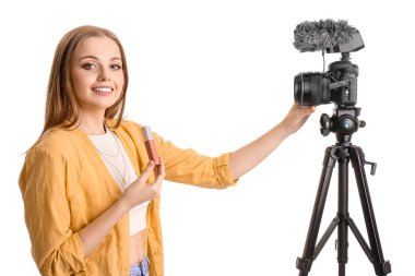 Beyaz arkaplanda ruj kayıt videosu olan genç bir güzellik blogcusu