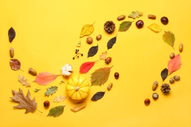 Sarı arka planda doğal orman dekoru olan güzel bir kompozisyon.