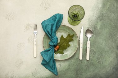 Grunge arka planında meşe palamudu ve yaprağı olan sonbahar masa ayarı