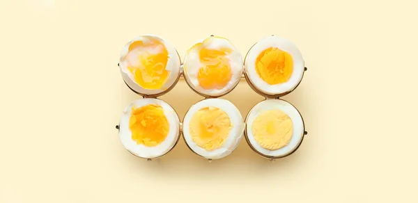 Diferentes Etapas Huevos Hirviendo Sobre Fondo Beige Vista Superior — Foto de Stock