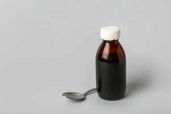 Flasche Hustensaft Und Löffel Auf Grauem Hintergrund — Stockfoto