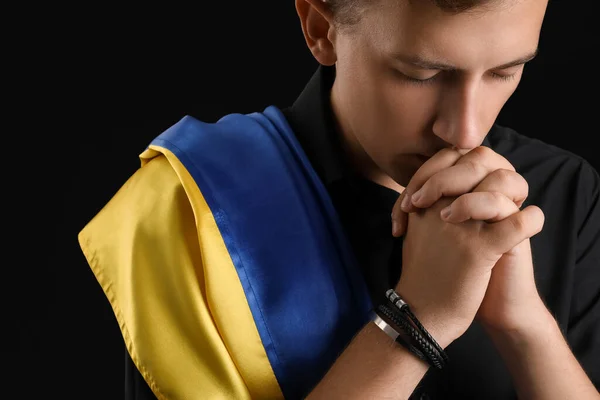 Νεαρός Σημαία Της Ουκρανίας Προσεύχεται Μαύρο Φόντο Κοντινό Πλάνο — Φωτογραφία Αρχείου