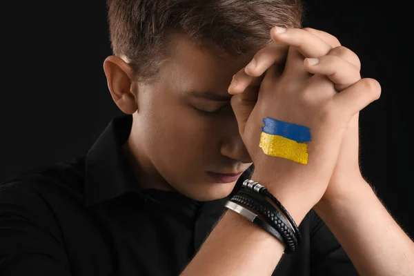 Young Man Drawn Flag Ukraine Praying Black Background Closeup — Stock Photo, Image