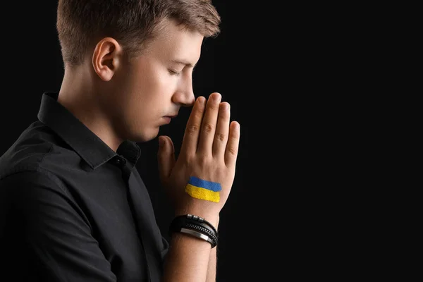 Jeune Homme Avec Drapeau Dessiné Ukraine Priant Sur Fond Noir — Photo