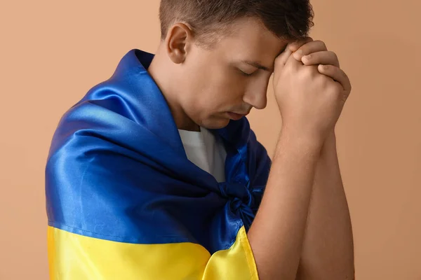 Young Man Flag Ukraine Praying Beige Background Closeup — Stock Photo, Image